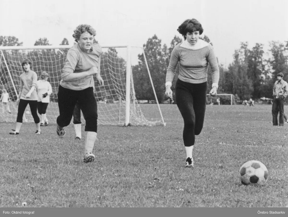 Kvinnliga fotbollsspelare jagar bollen