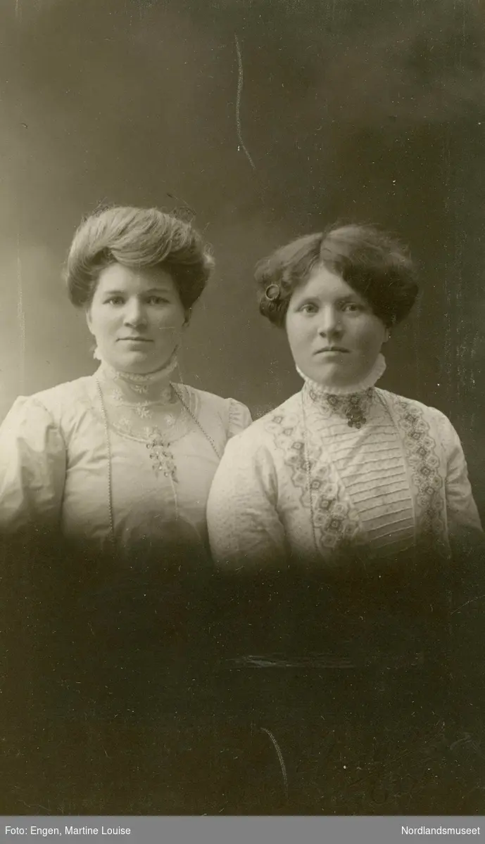 Portrett av to søstre. Til høyre Ingrid Pauline Mareliusdatter, gift Korsaksel (f. 1891). Til venstre Johanna (f. 1884) eller Emma (f. 1882).