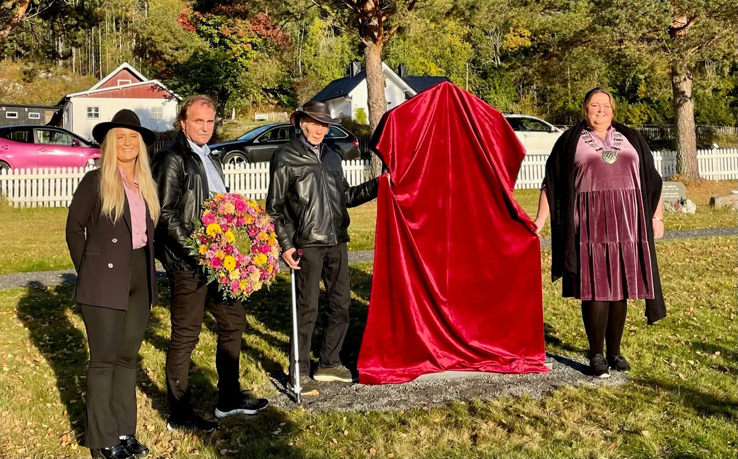 Sara, Frank og Karl Wilhelmsen på avdukingen av minnesteinen, med ordfører i Åsnes, Kari Heggelund.