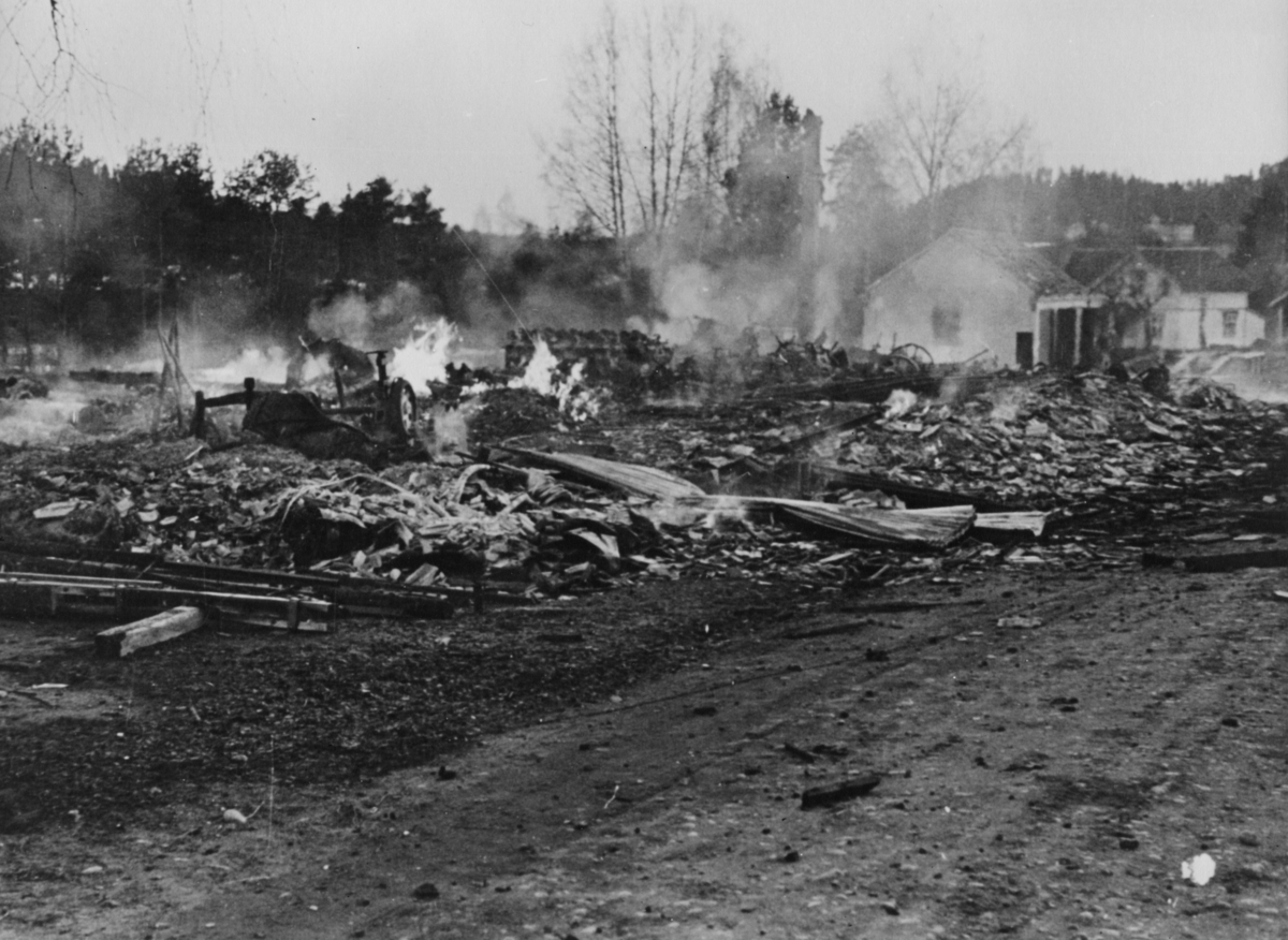 Fra andre verdenskrig 1940-1945. 
Bombing av Hvalsmoen ved Hønefoss.