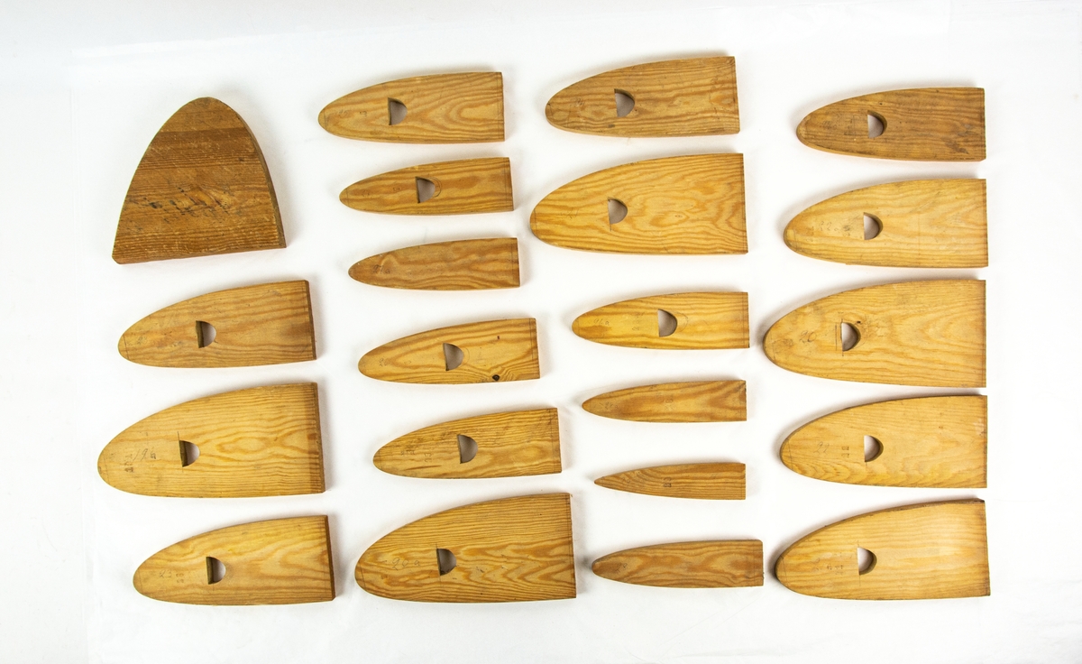 Sprygelmallar i trä till okänt segelflygplan. Kan vara mallar till SE 102, SE 103 eller SE 104.