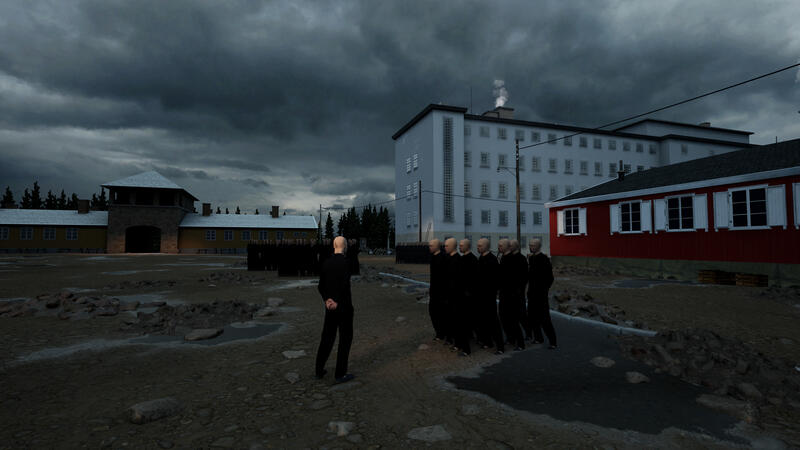 Ute på appellplassen i Grini fangeleir, slik det ser ut i VR-opplevelsen. Noen fanger står oppstilt i forgrunnen. I bakgrunnen ser man både et brakkebygg og hovedbygningen.