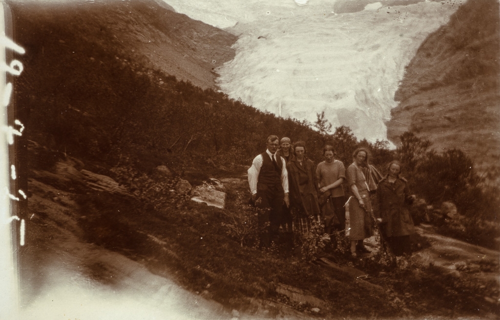 Bilde av fem kvinner og en mann på fjellet, i bakgrunnen mye snø
"19-7-25"