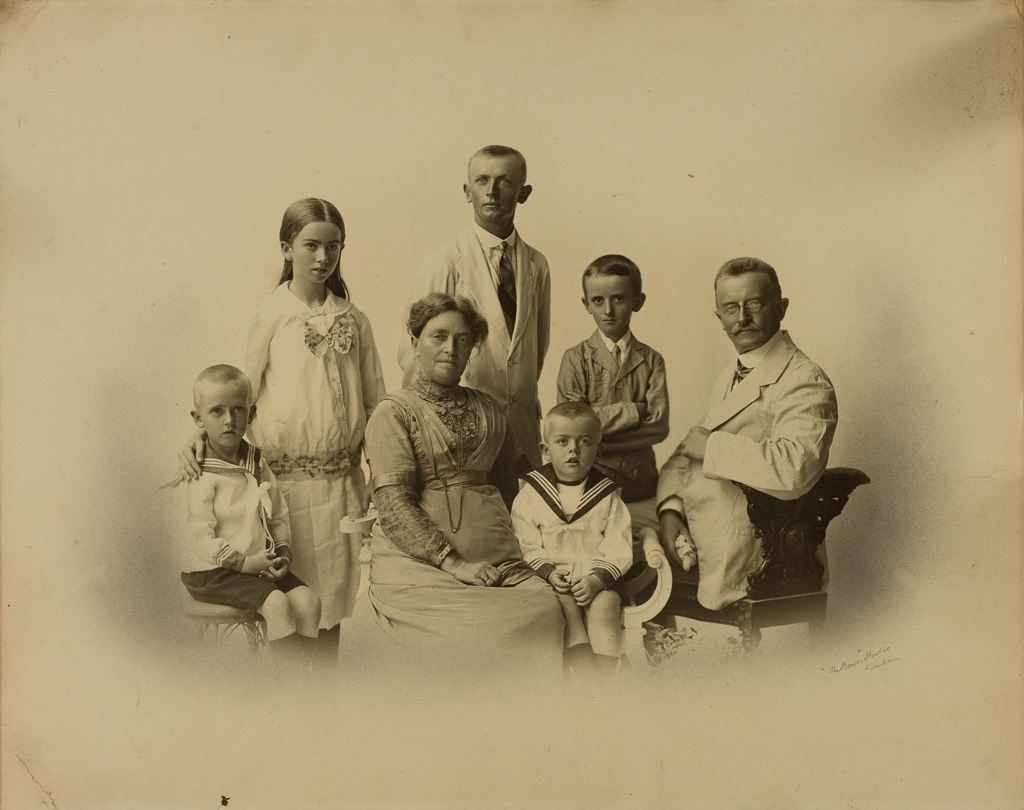 Stort familieportrett bilde av familien Døsen