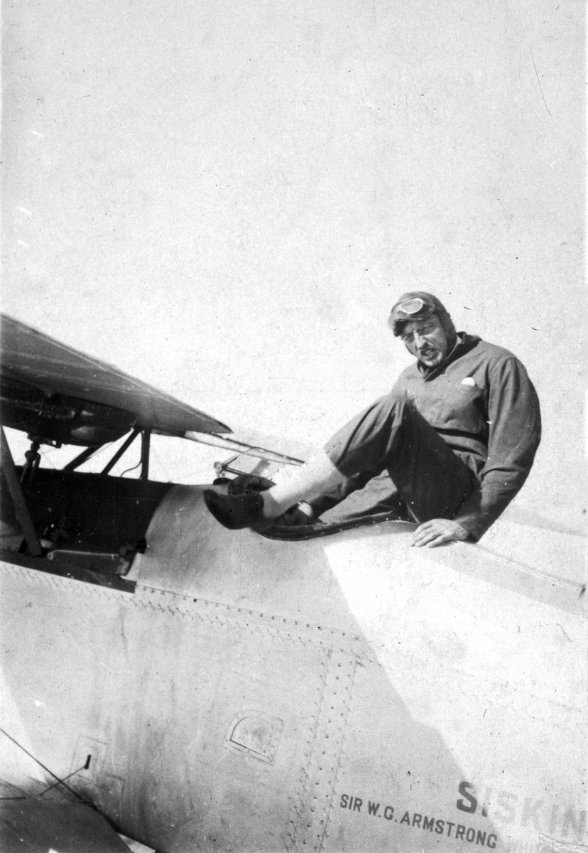 Flygförare Frank Courtney klättrar ur flygplan Armstrong Whitworth Siskin på Internationella luftfartsutställningen i Göteborg, ILUG 1923.