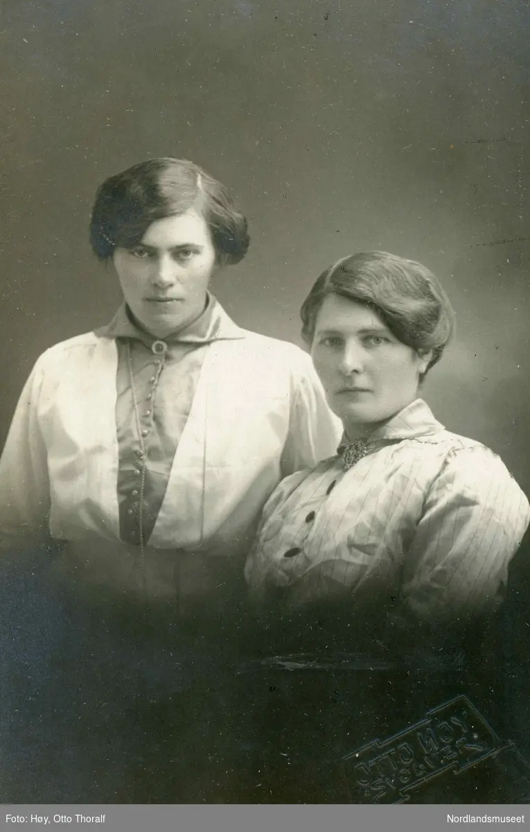 Portrett av to søstre fra Alpøy i Leiranger. Fra venstre: Helga Elise (f. 1891) og Hilda Margrete (f. 1884) Hansen. Døtre av Hans Kristian og Anne Elisabet Hansen.