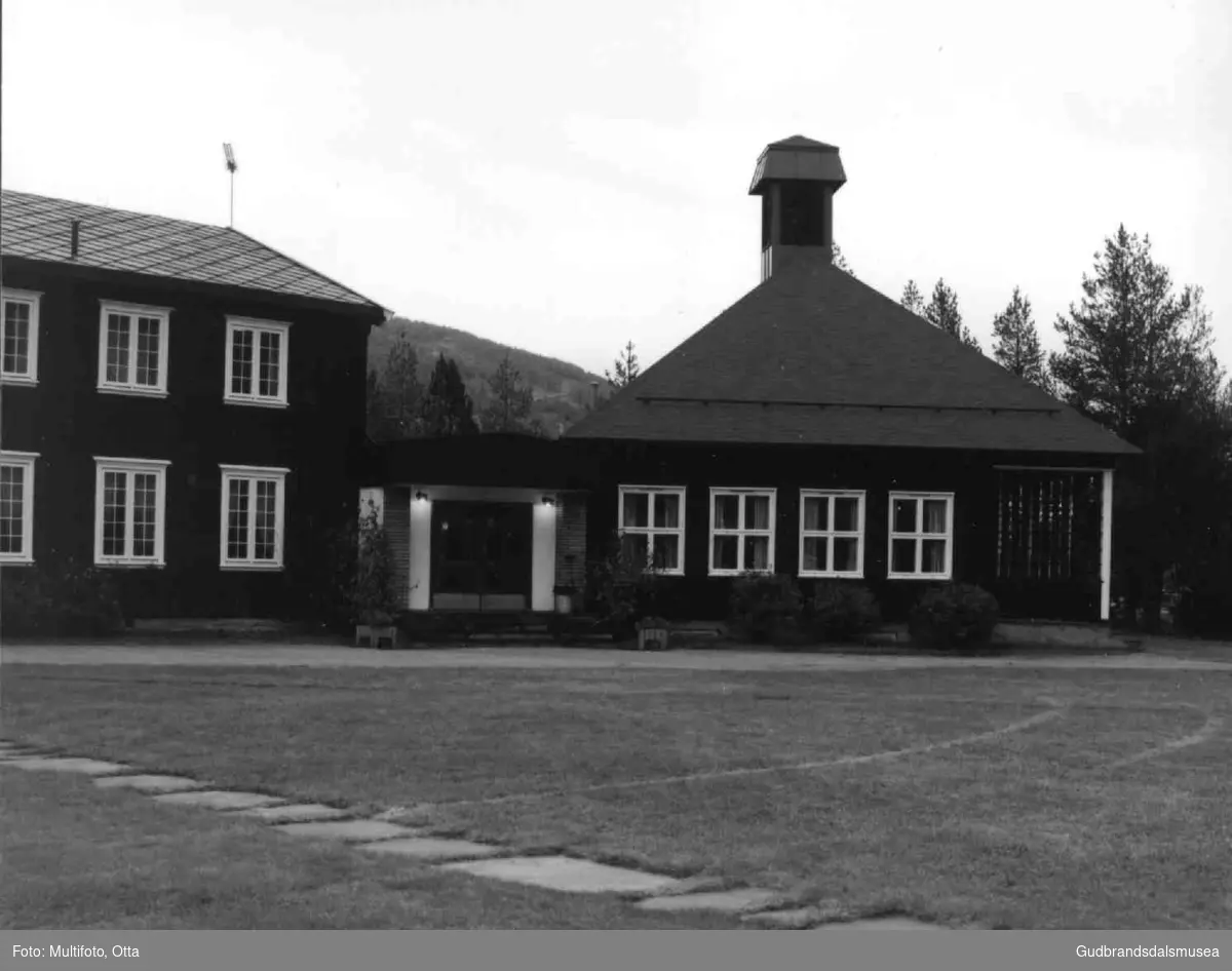 Frå Fylkesyrkesskulen på Dovre. Dagligstua ved Hjerleid vidaregåande skule som ble tatt i bruk i 1963.