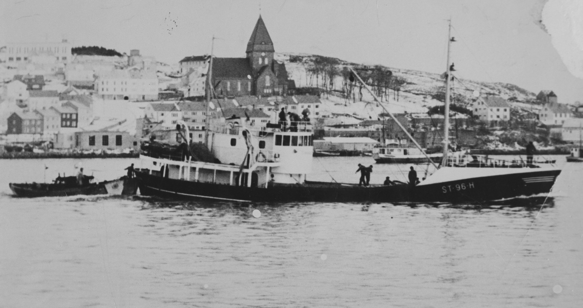 Sildefiskebåt Sjøvarden er på vei til levering av fisk i Kristiansund.