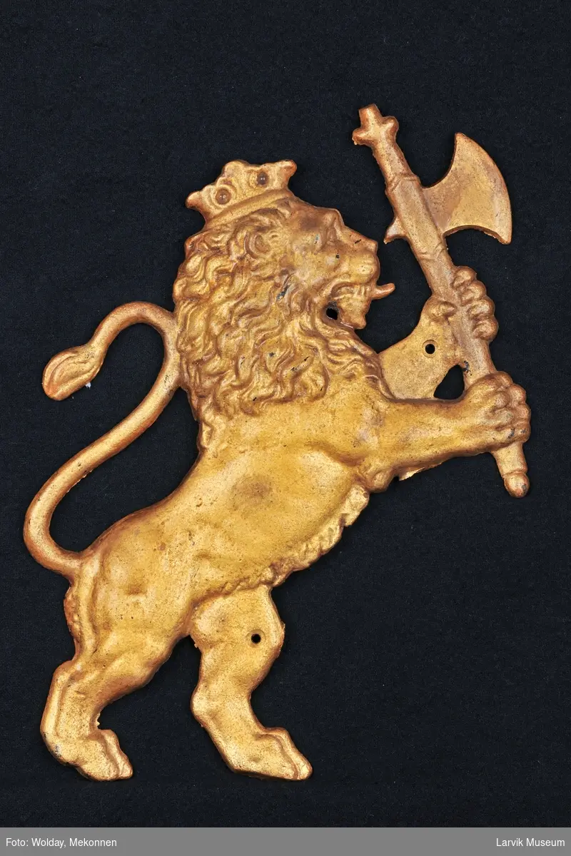 Løve med krone og våpenøks.
