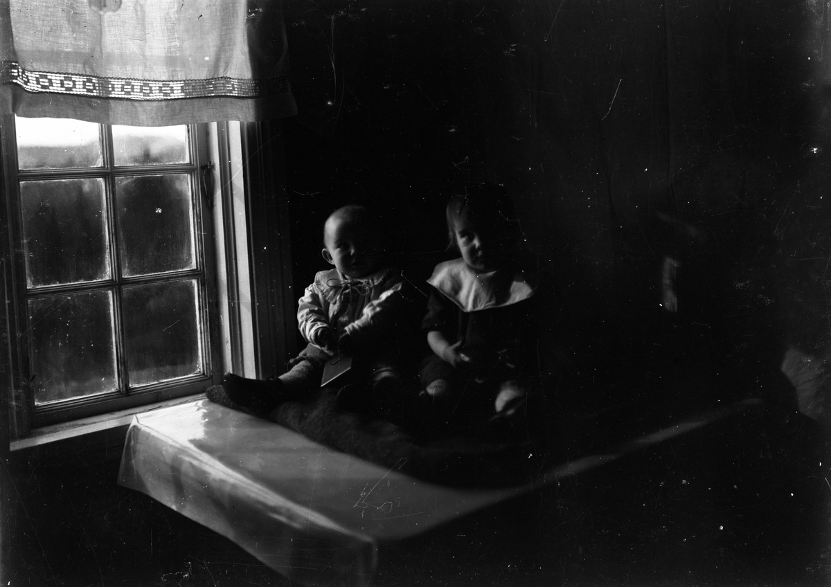 Fotosamling etter fotograf og skogsarbeider Ole Romsdalen (f.23.02.1883). Romsdalen kjøpte sitt først kamera i 1913. Bygdefotografsamlingen skildrer dagligliv og skogsarbeid i Siljan området og viser svært mange familier, bosettinger og miljøer i området. Portrett av barn.