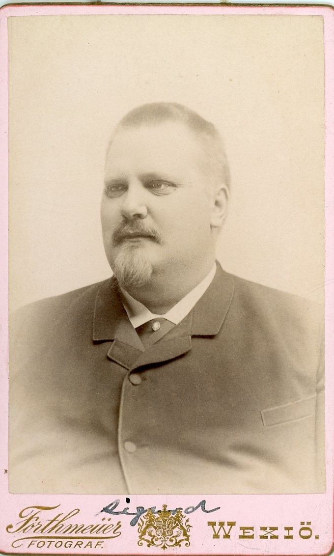 Kabinettsfotografi av en man med mustasch.