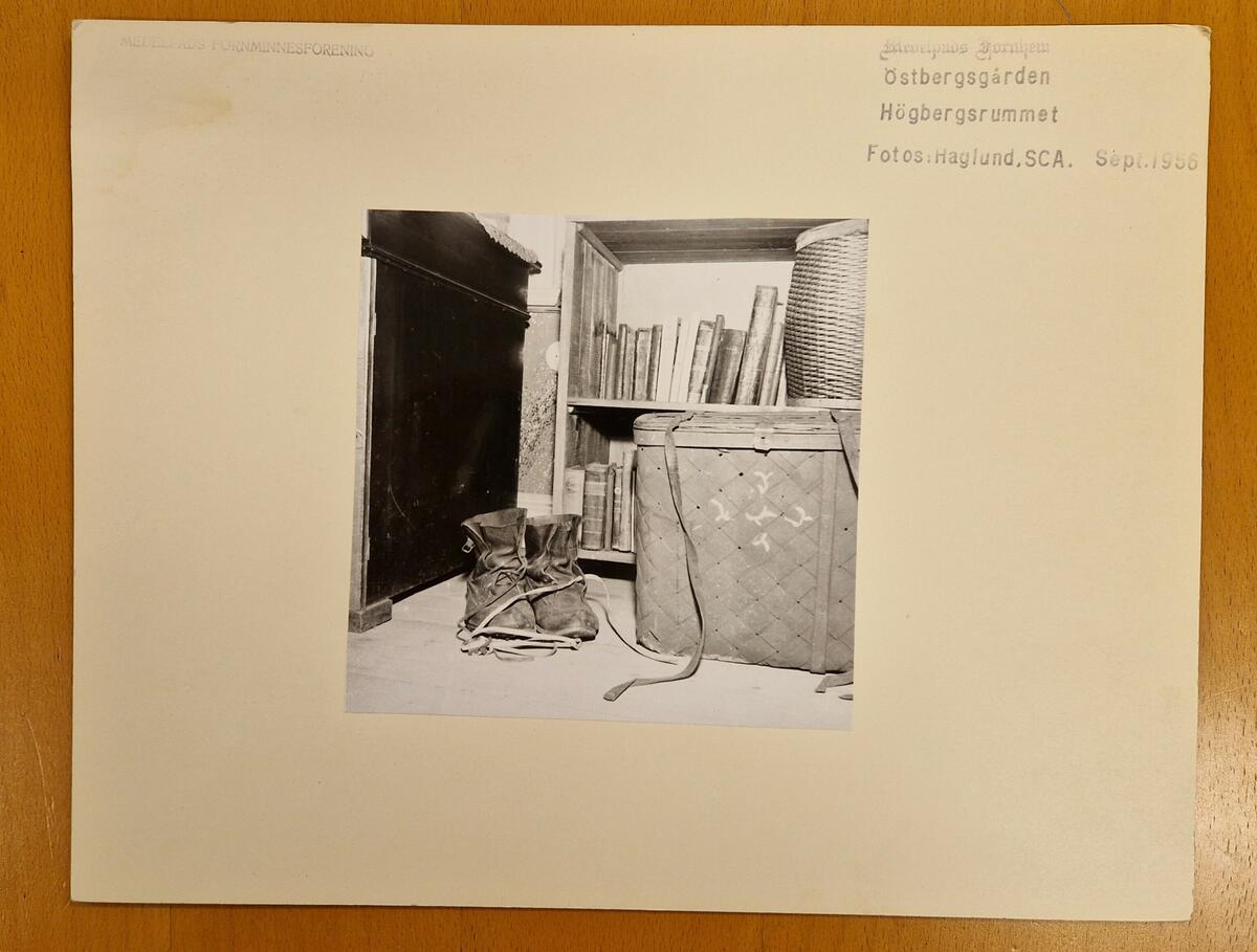 Arkivkartong.
1. Katalog No 250 A/B B.A. Hjorth &Co. 28 sidor. Gåva av AB Fröberg & Sjöberg Sundsvall 3/7 1963. Tryckår 1912.
2. Information om bagarskrået.
3. Information: "All åverkan af egendom o.s.v." Sundsvall den 1 maj 1914.
4. Plakat om planteringarne.
5. Fotografi av Östbergsgården. Högbergsrummet. Fotos: Haglund SCA sept. 1956.
6. Dito.
7. Dito.
8. Dito. 
9. Dito. 
10. Olof Högbergs arbetsrum i Finnkyrka.
11.Finnkyrka, Njurunda. Fotograf: Conny Grees, Bunsta. 
12. Förstoring av fotografi. Se MFF 12033 + MFF12034.
13. Kuvert innehållande: "Olof Högberg Torsåkersbygdens Förtider."
14. Fotografi av okänt teatersällskap.
15. Fotografi av tre okända skådespelare.
16. Fyrsidig information om planhyfvel no 13.
17. Sex sidor om planhyvlar.
18. MFF5825.
19. MFF5824.
20. MFF5826.
21. MFF5823. 
