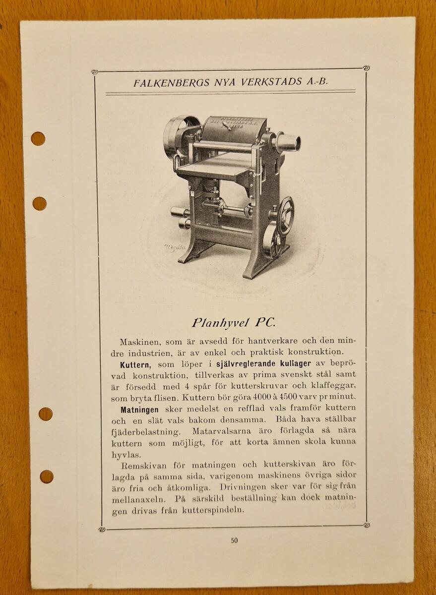 Arkivkartong.
1. Katalog No 250 A/B B.A. Hjorth &Co. 28 sidor. Gåva av AB Fröberg & Sjöberg Sundsvall 3/7 1963. Tryckår 1912.
2. Information om bagarskrået.
3. Information: "All åverkan af egendom o.s.v." Sundsvall den 1 maj 1914.
4. Plakat om planteringarne.
5. Fotografi av Östbergsgården. Högbergsrummet. Fotos: Haglund SCA sept. 1956.
6. Dito.
7. Dito.
8. Dito. 
9. Dito. 
10. Olof Högbergs arbetsrum i Finnkyrka.
11.Finnkyrka, Njurunda. Fotograf: Conny Grees, Bunsta. 
12. Förstoring av fotografi. Se MFF 12033 + MFF12034.
13. Kuvert innehållande: "Olof Högberg Torsåkersbygdens Förtider."
14. Fotografi av okänt teatersällskap.
15. Fotografi av tre okända skådespelare.
16. Fyrsidig information om planhyfvel no 13.
17. Sex sidor om planhyvlar.
18. MFF5825.
19. MFF5824.
20. MFF5826.
21. MFF5823. 

