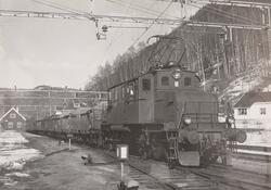 Rjukanbanens elektriske lokomotiv Rj.b. 15 med godstog til R