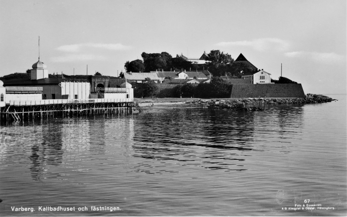 Vykort, "Varberg. Kallbadhuset och fästningen". Bild 1 är svartvit och bild 2 är handkolorerad.