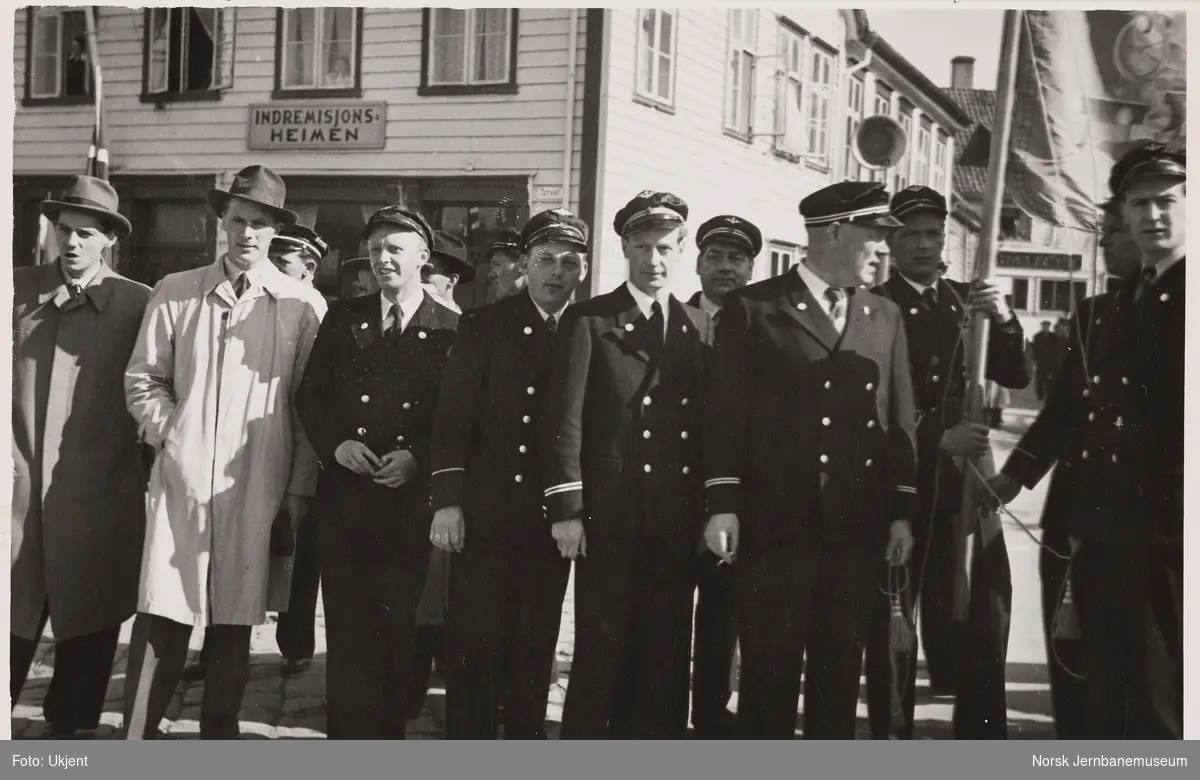 Lokomotivførere i Stavanger i 1. mai-tog en gang på 1950-tallet