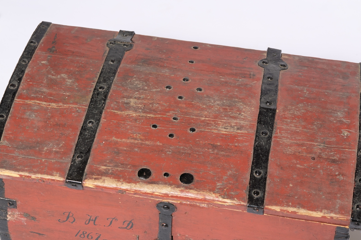 Trekiste med hengsler og beslag av jern, som er naglet til treverket. Buet lokk. innvendig lås med nøkkel, et bærehåndtak på hver side. I kisten er det leddik.