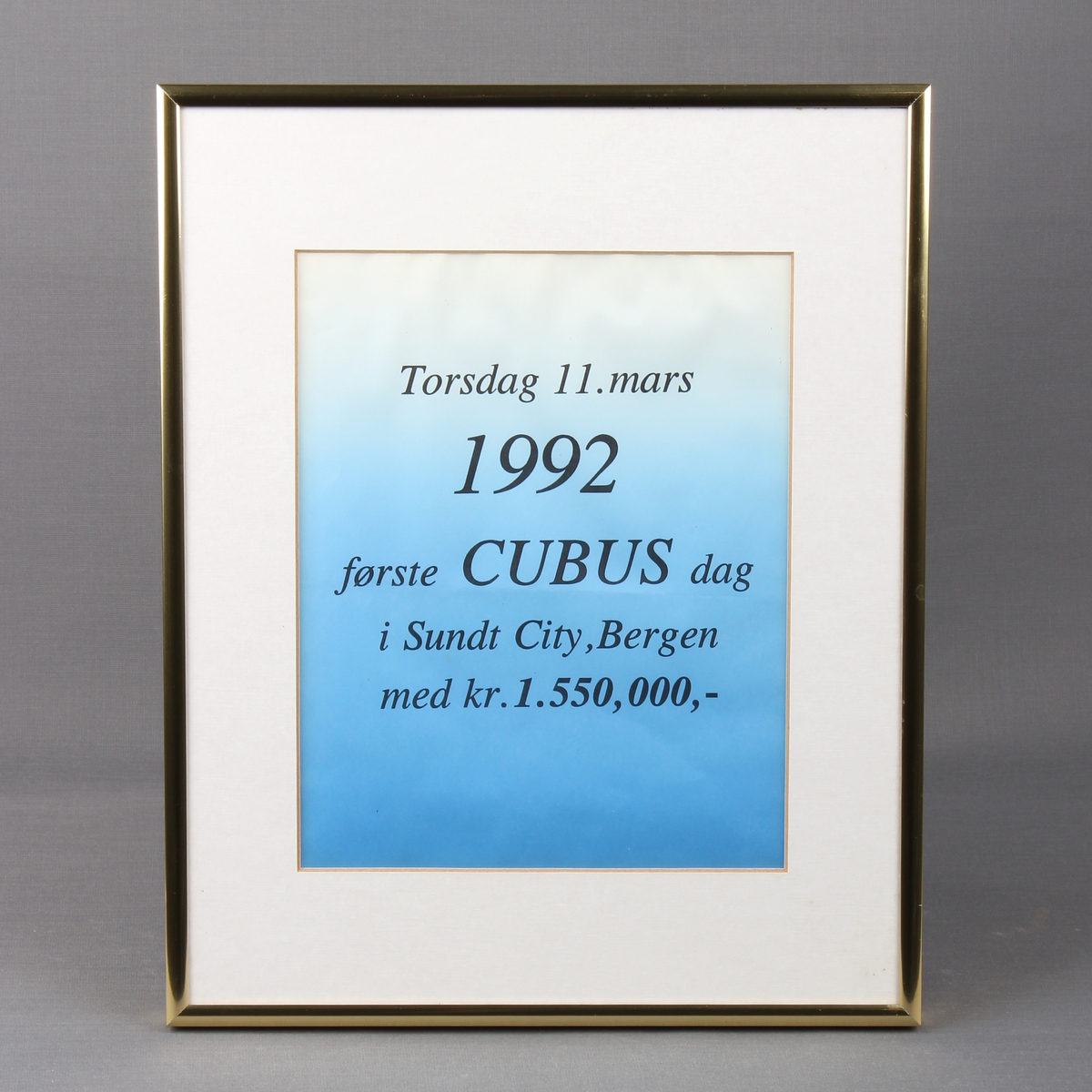 Oppslag i ramme til minne om salgsresultatet av første Cubus-dag ved Cubus Sundt City i Bergen, 1992.