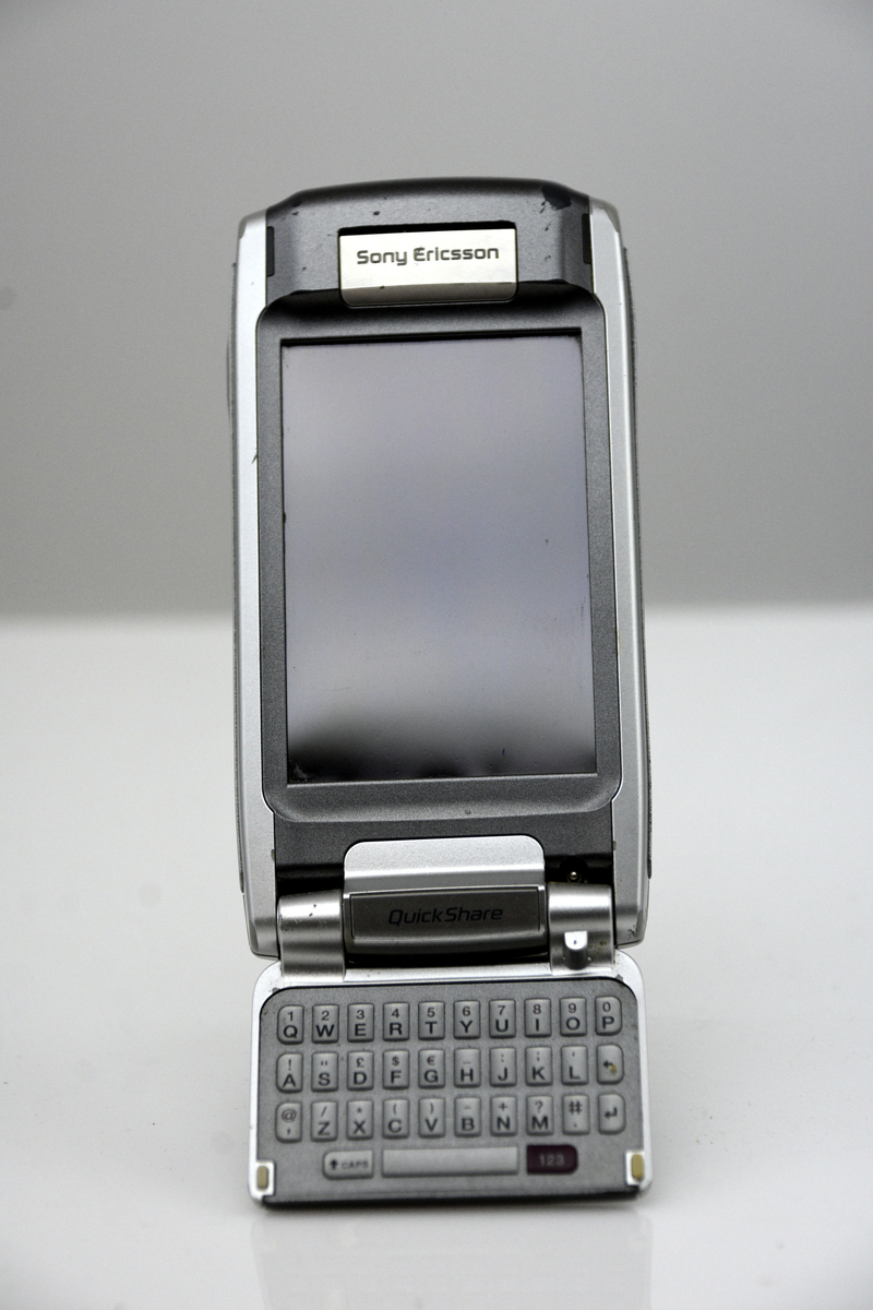 Mobiltelefon/smartphone för GSM med tryckkänslig färgskärm och inbyggt QWERTY-tangentbord.
Skärmen av typ TFT i storlek 1,9" med 208x320 pixlar visar 256 färger. Inbyggd kamera med VGA-upplösning, processor 32 bitars Philips Nexperia PNX4000 på 156 MHz och Symbian 7.0 operativsystem, internminne 64 MB. Plats för minne av typ Memory Stick Duo på upp till 2 GB (32 MB medföljde mobilen). Funktioner/program: WAP 2.0 browser för xHTML/HTML, MP4/MP3-spelare, textprediktion, kalender.
IMEI-nr 35423500-130089-0 
