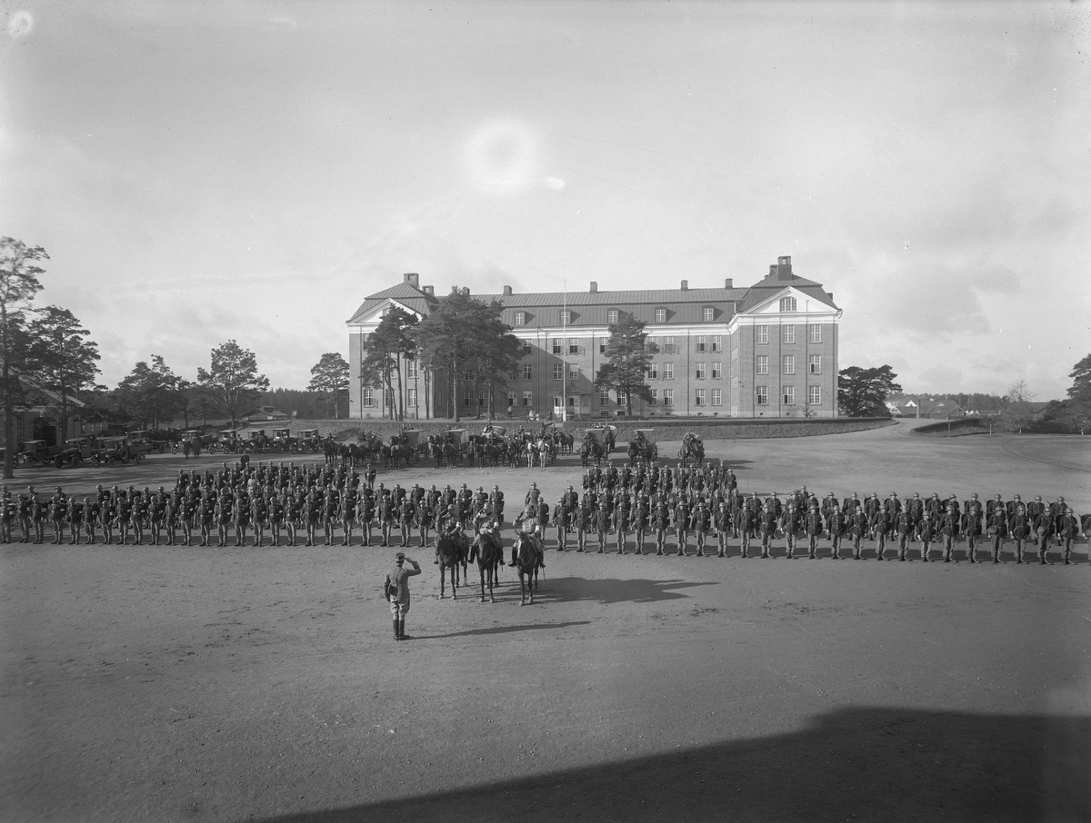 Uppställning vid T 1 i Linköping, enligt uppgift regementets 3:e kompani.