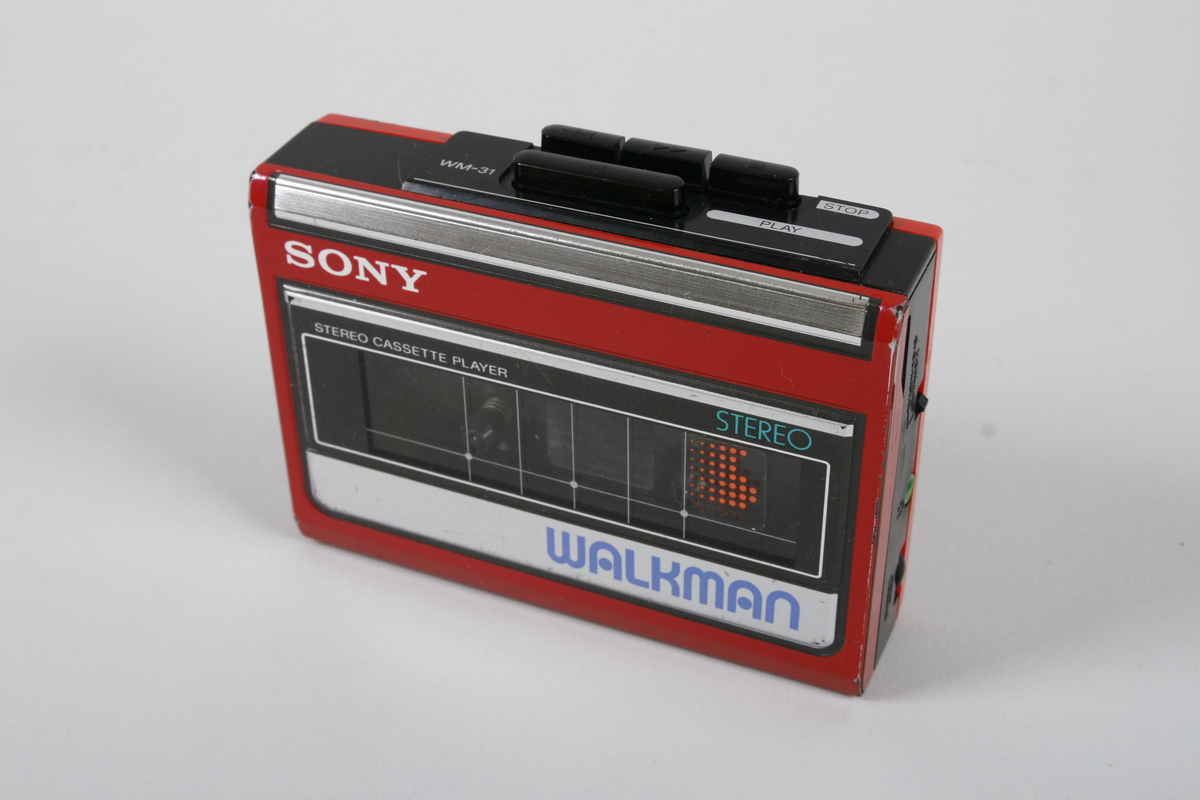 Kassettspilleren har en rektangulær form og er dekket av rød, svart og sølv plastikk. Teksten "Sony" og "Walkman" vises tydelig på forsiden. Mulig å åpne hele den ene siden for å sette inn og skifte kassett.