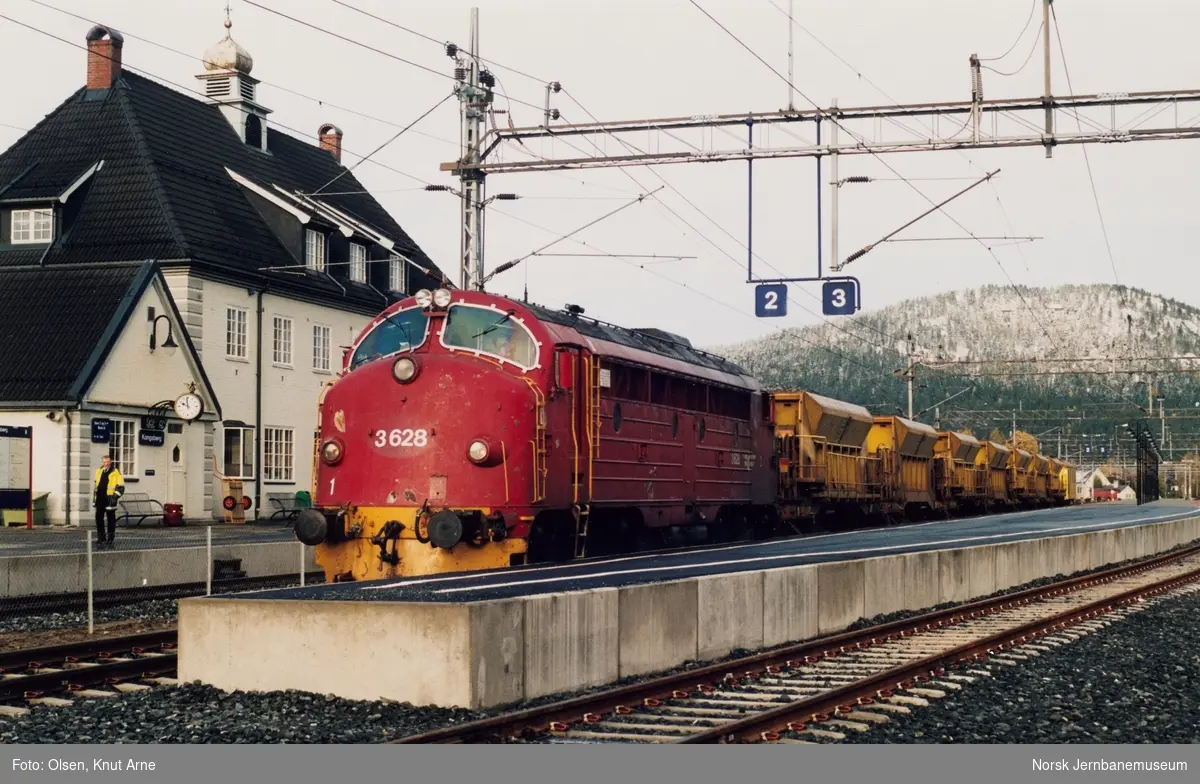Diesellokomotiv Di 3 628 med pukktog fra Svene pukkverk på Kongsberg stasjon