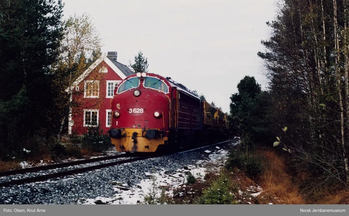 Diesellokomotiv Di 3 628 med pukktog ved Pikerfoss holdeplass mellom Kongsberg og Svene pukkverk på Numedalsbanen