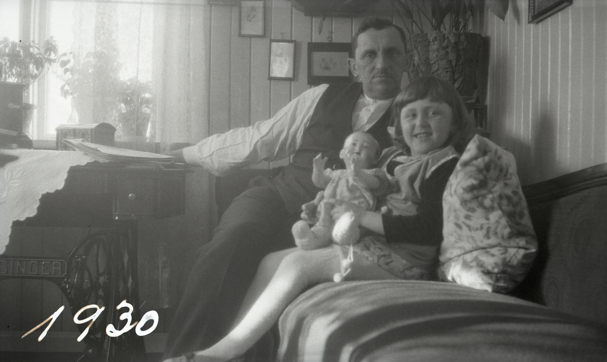 Tordis Terjsen som fireåring, her med far Lars Andreas i sofaen. Tatt 1930