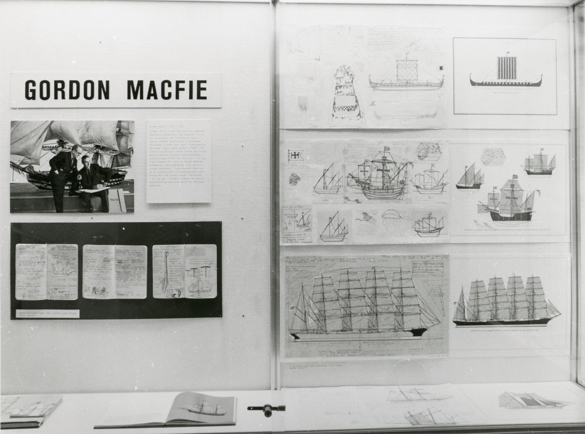 Utställningen "Från hav och kust – Gordon Macfie". Presentation av konstnären och hans verksamhet i trappmonter.