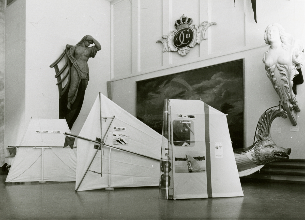 Skridskoutställningen i Minneshallen. Presentation av paralelltrapetssegel, draksegel och ice-wing.