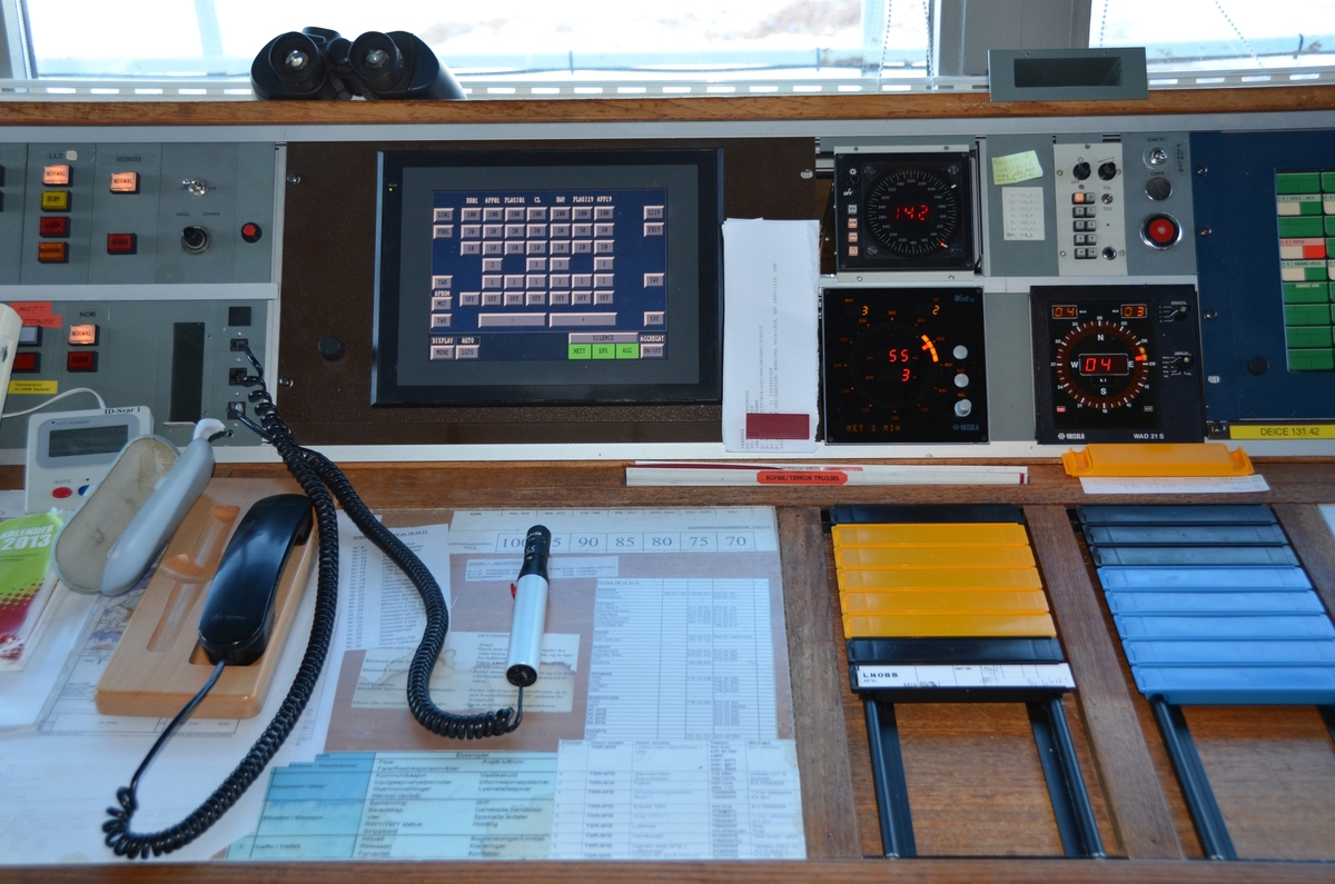 Kommunikasjonsutstyr i flytårnet på Narvik flyplass.