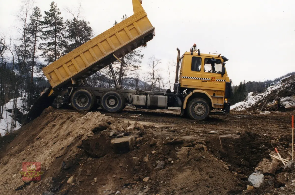 To bilder fra fylkesveg 812. 
Vegutbedring på Dugnadsvegen - Skar i Saltdal 1998.