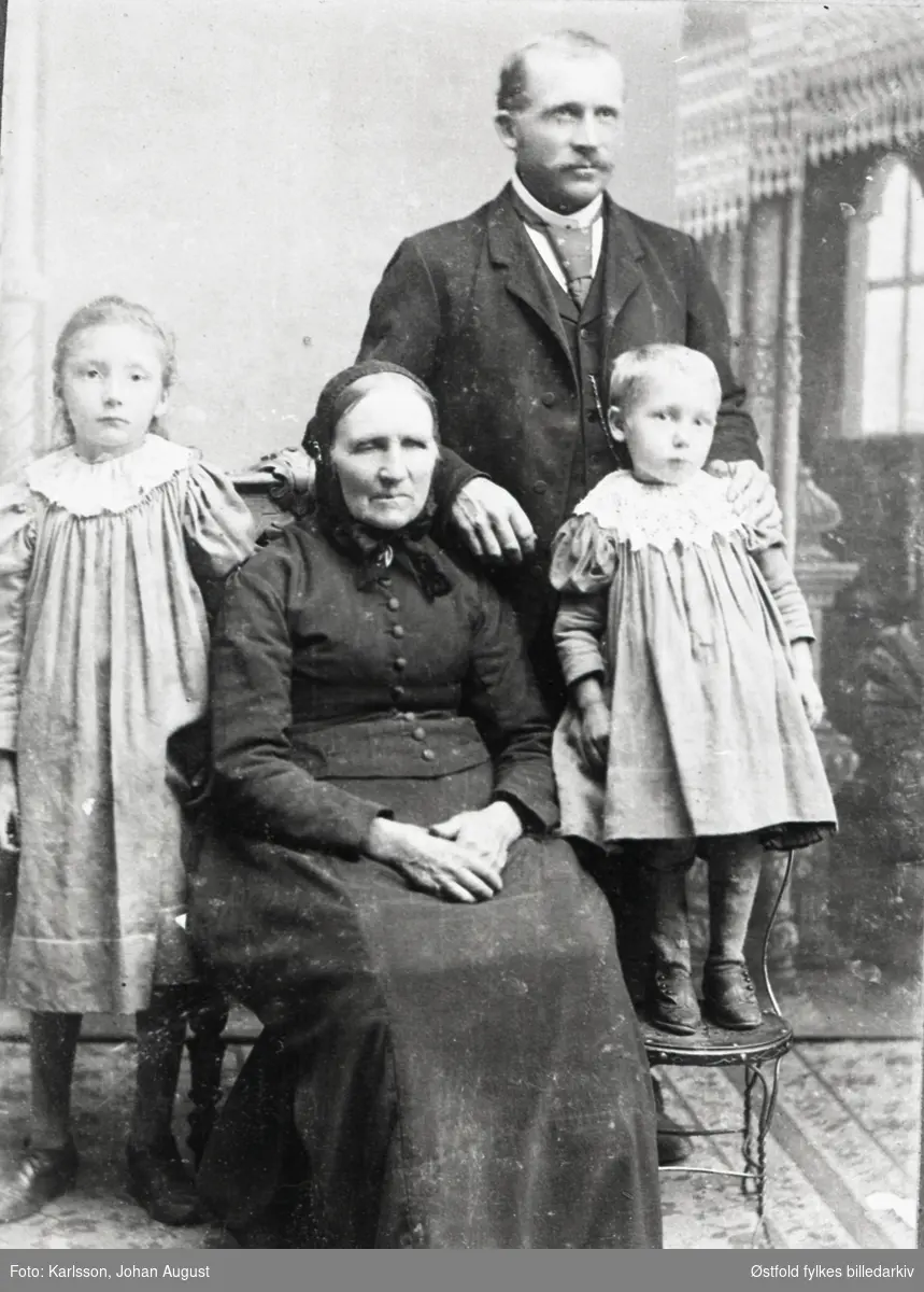 Johan Petter Blakkestad og hans mor, samt døtrene Gerda og Selma.