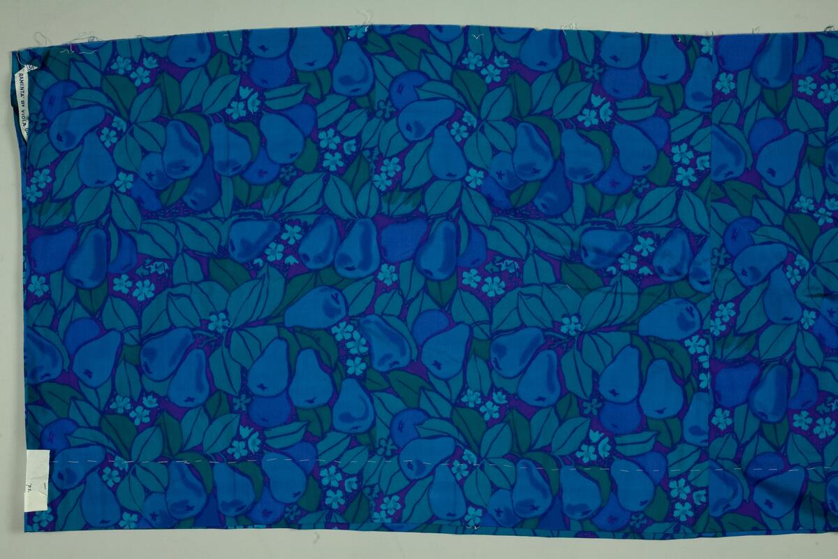 Mörklila botten med päron i två nyanser blått, blommor i turkos och blad i mörkgrönt. Lös lapp: ägare, Judith Johansson, Knäred