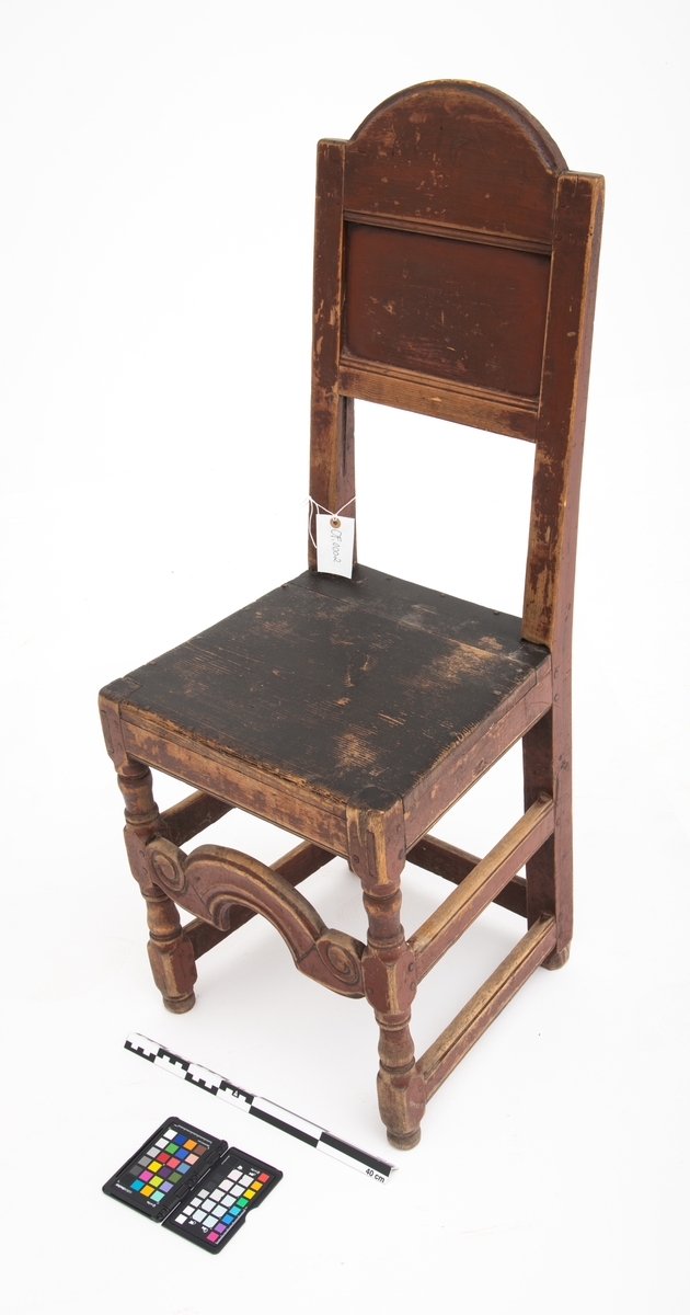 Stolen har form som en såkalt Østerdalsstol og  er føyd sammen med gjennomgående tapp og treplugger.