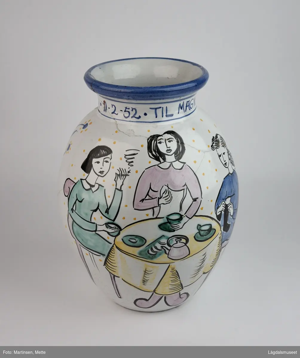 Motivet på vasen viser tre damer som drikker te/kaffe rundt et bord. Den ene strikker, den andre broderer og hun tredje drikker te og røyker en sigarett. På baksiden er givernes navn omrammet av grener med enkle blomstermotiv. Vasen har på et tidspunkt knust og er limt sammen igjen.
