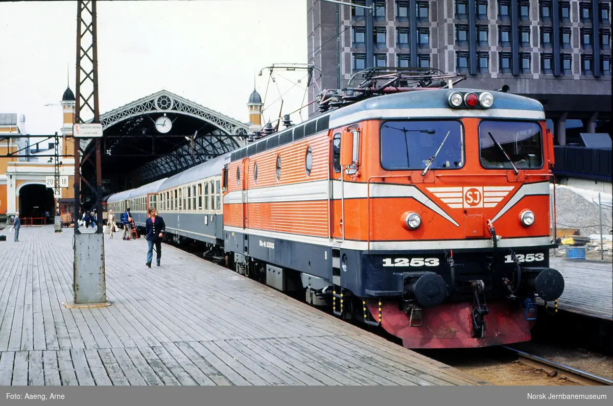 Svensk elektrisk lokomotiv Rc4 1253 med hurtigtog til Hamburg, tog 463, på Oslo Sentralstasjon