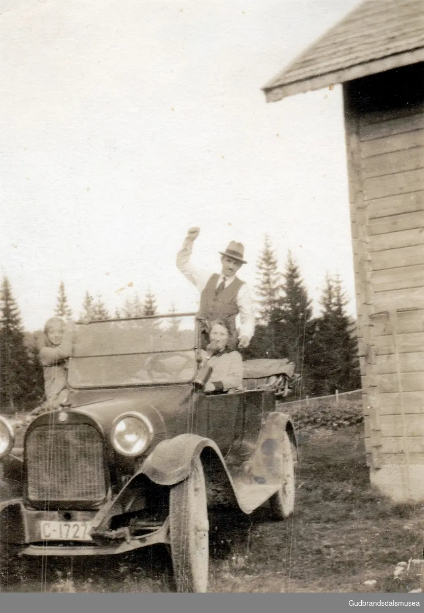 Albert og Hanna Haugerud med dattera Gudrun på søndagstur med Dodgen som Albert kjøpte i 1919.