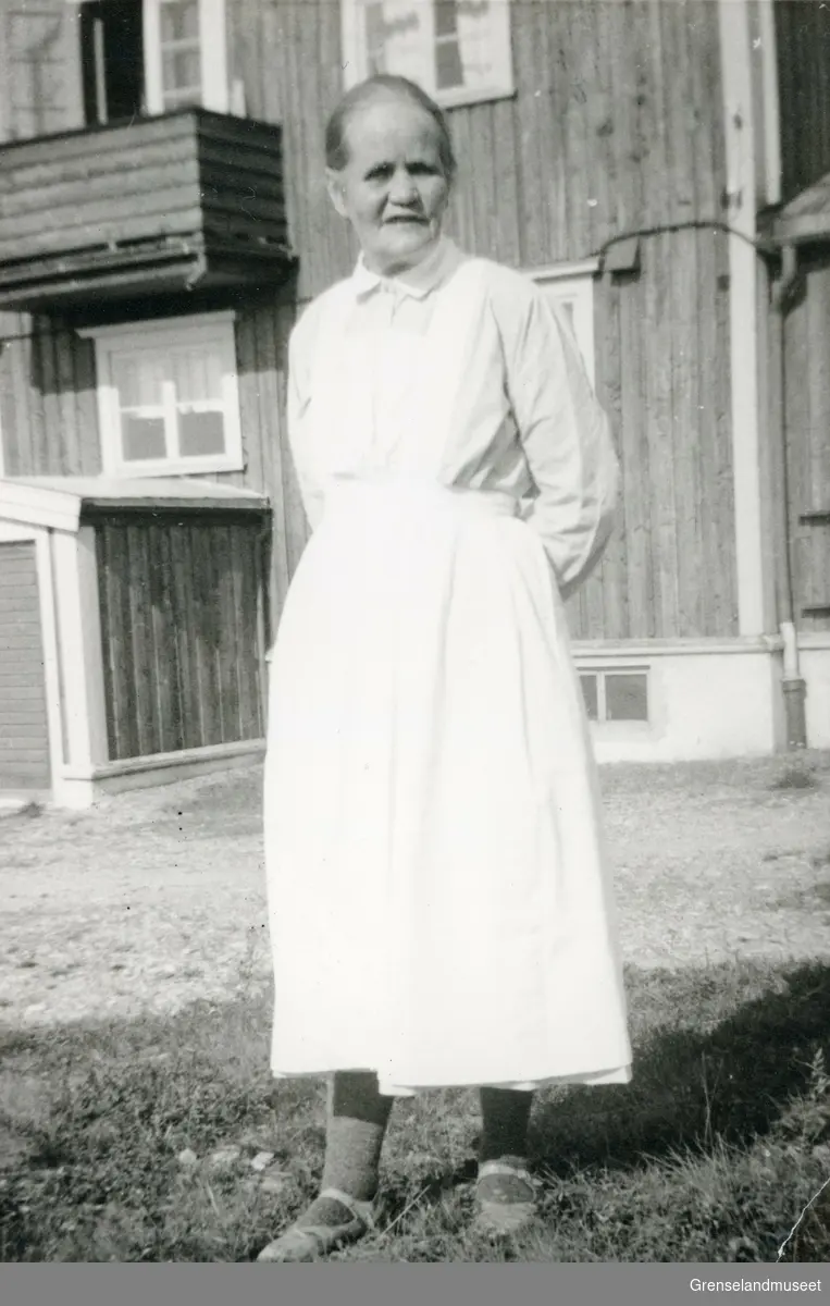 Portrett av Ingebjørg Norgar. En av to bestyrerinner på Bygøyfjord gamlehjem fra 1921-1931. Her fotografert utenfor Lebesby gamlehjem.