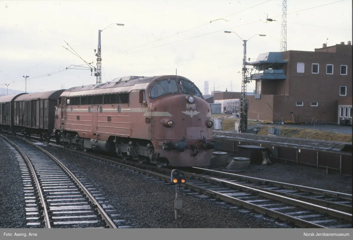 Diesellokoomotiv Di 3 607 med kipptog fra Loenga på Alnabru stasjon
