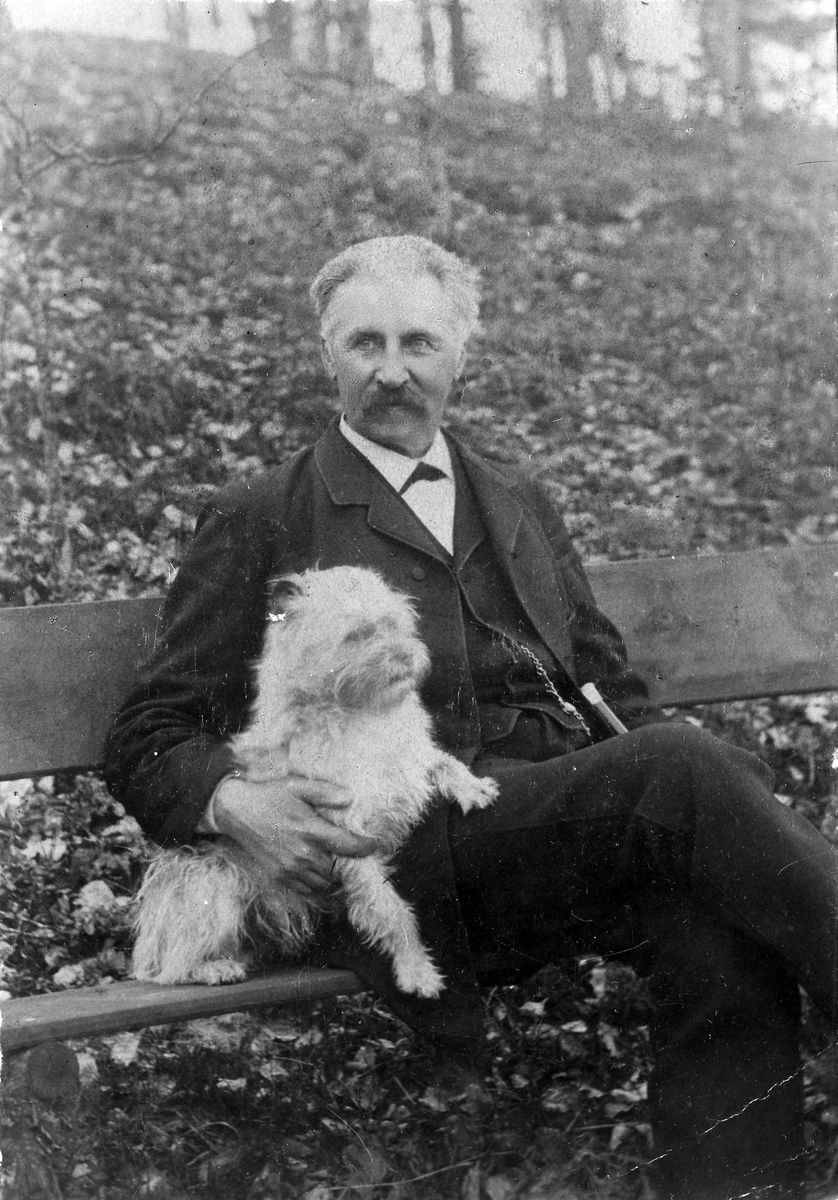 Porträtt av konstnär Carl Adelsköld (1830-1914) med en hund.
