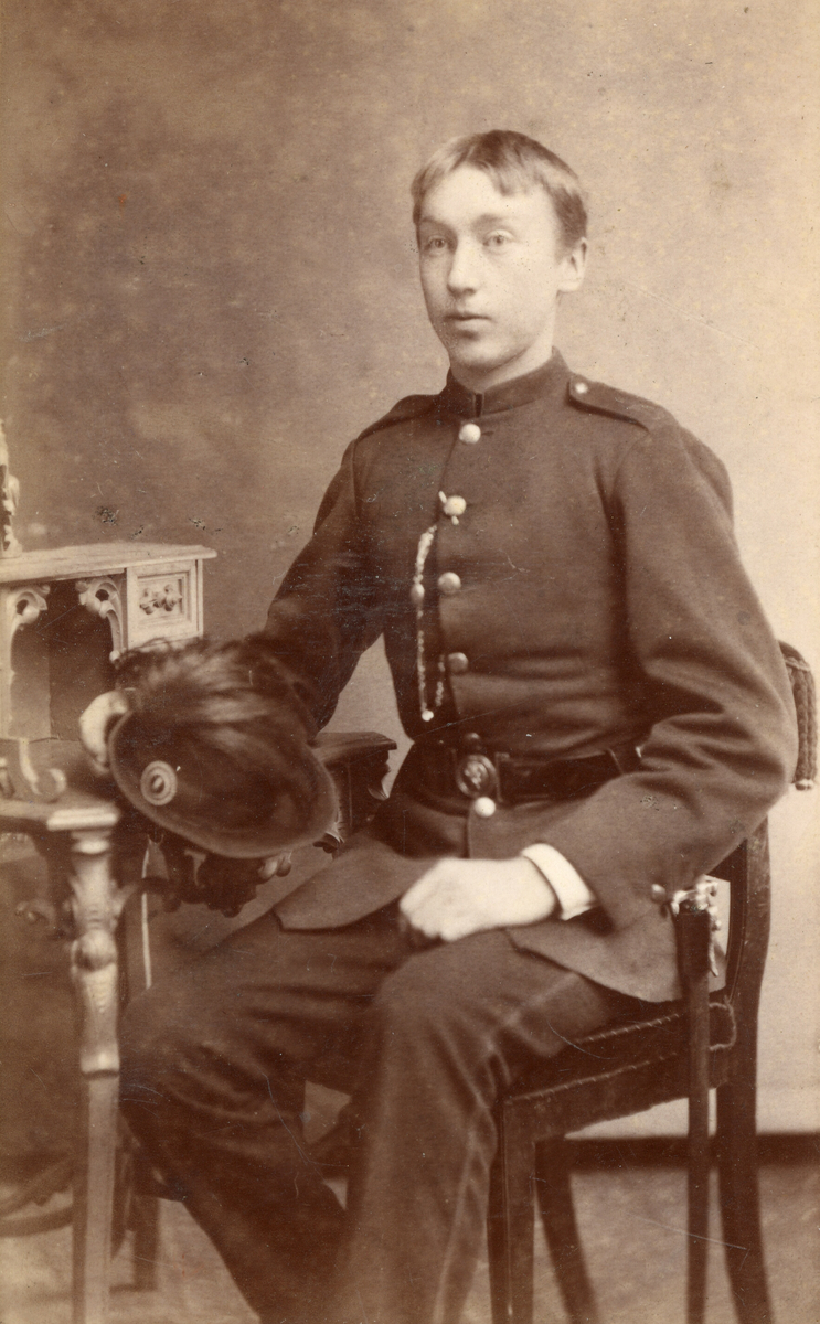 Brystbilde av Olav Halvorsson Fossheim, Bø, som ung mann i militæruniform.