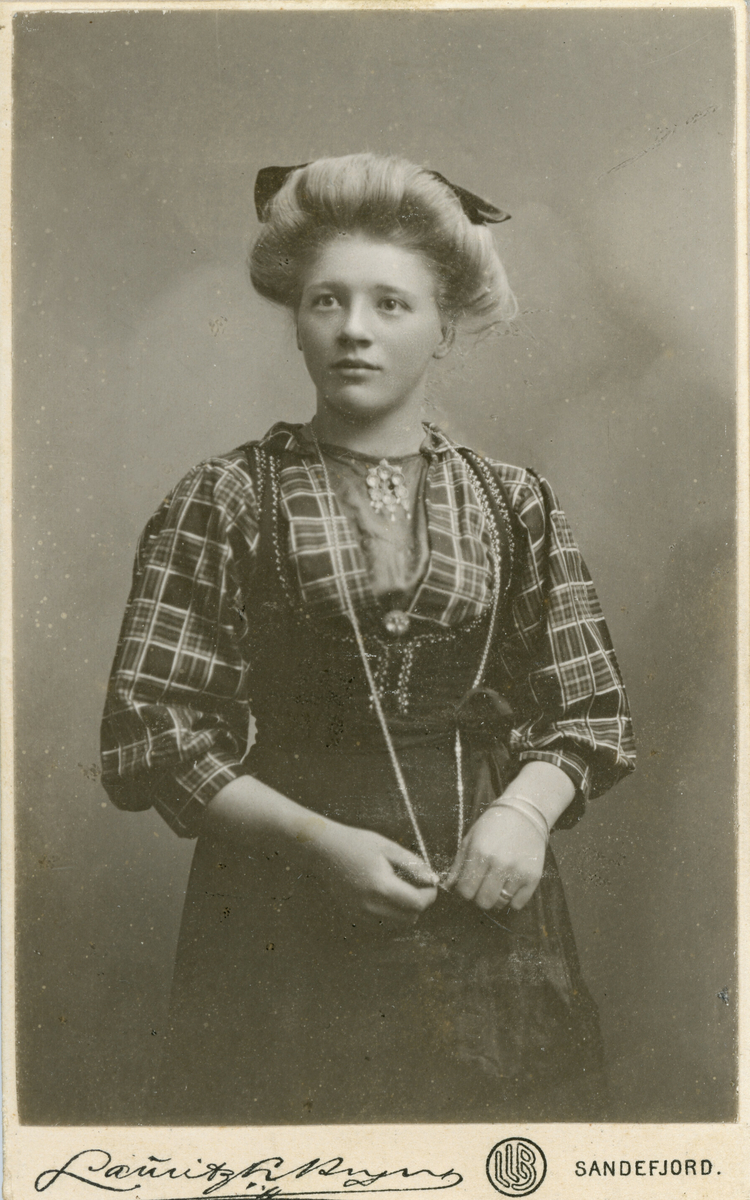 Gunhild A. Heldal i fotoatelier