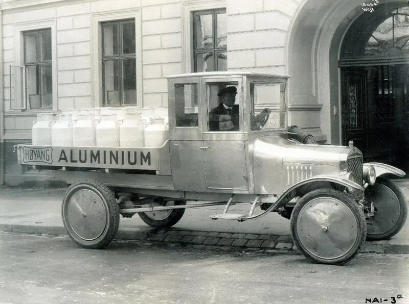 Reklame for melkespann i bil med karosseri av aluminium i 1930-årene.