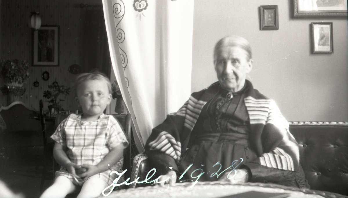 Tordis Terjesen saman med ei eldre kvinne.  Tatt juli 1928.