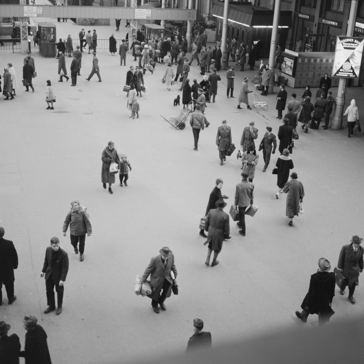 Myres reklamebyrå v/Kj. Andersen, foto av mange mennesker på Østbanen