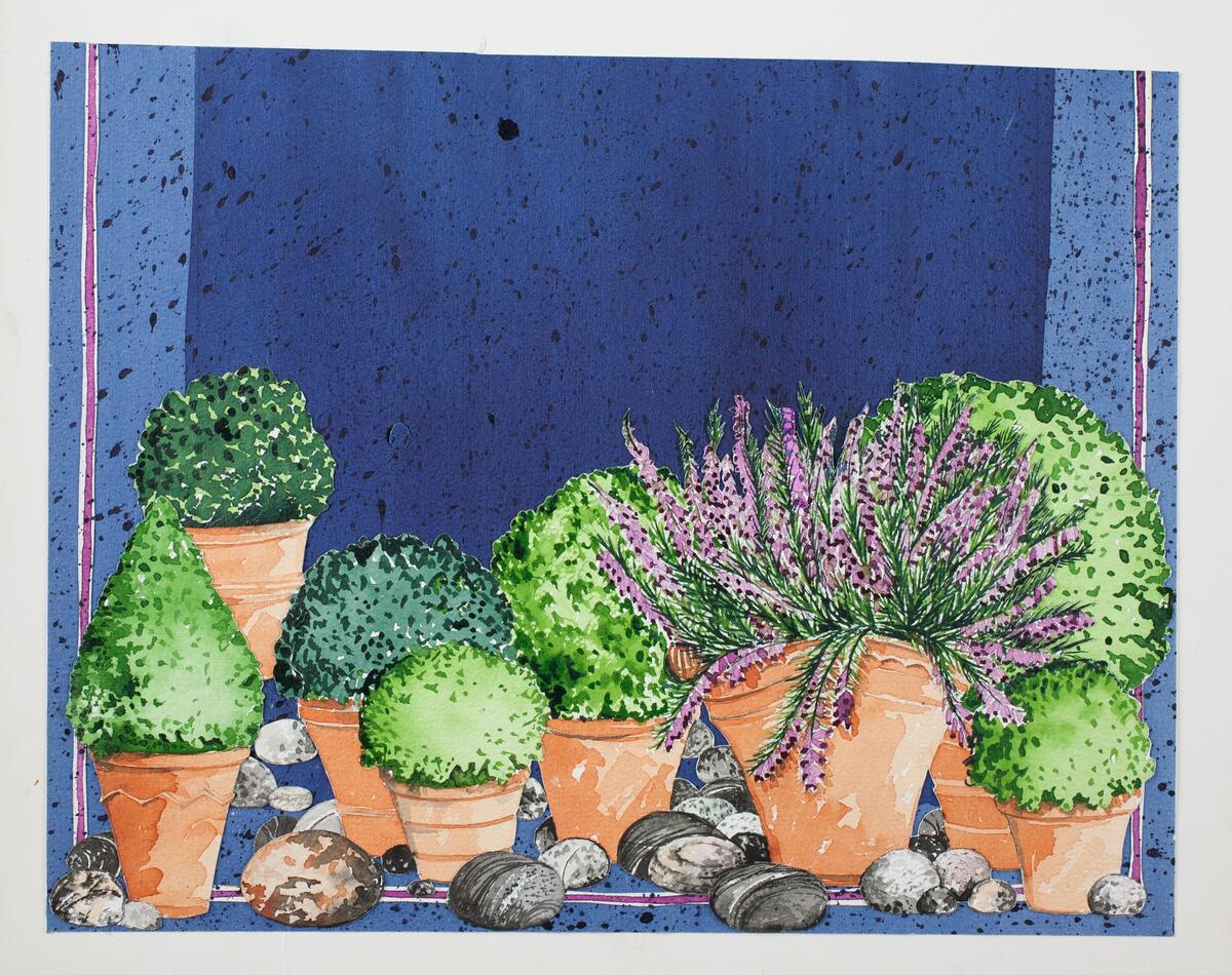 Förlaga till servett. Mörkblå bakgrund med svarta stänk, en stor ljusblå bård med svarta stänk samt en tunn randig bård i vitt och lila.  Flertalet krukväxter och stenar. Färgprover finns på baksidan.