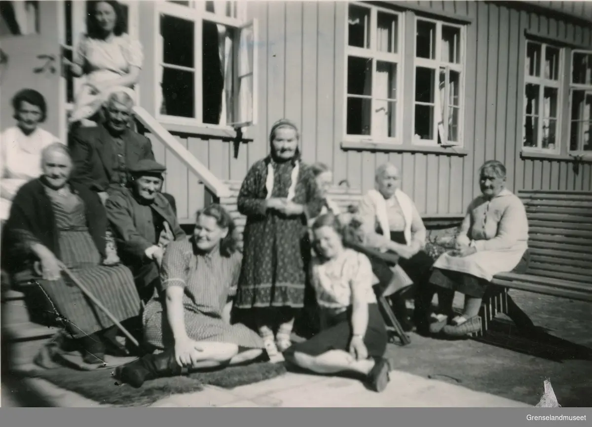 Aldershjemmet Wesselborgen "Brakka" i Kirkenes ca. år 1955. 
Den lille damen som står på trappen er Inga Sarre, en av de siste representanter for skoltene i Pasvik. 