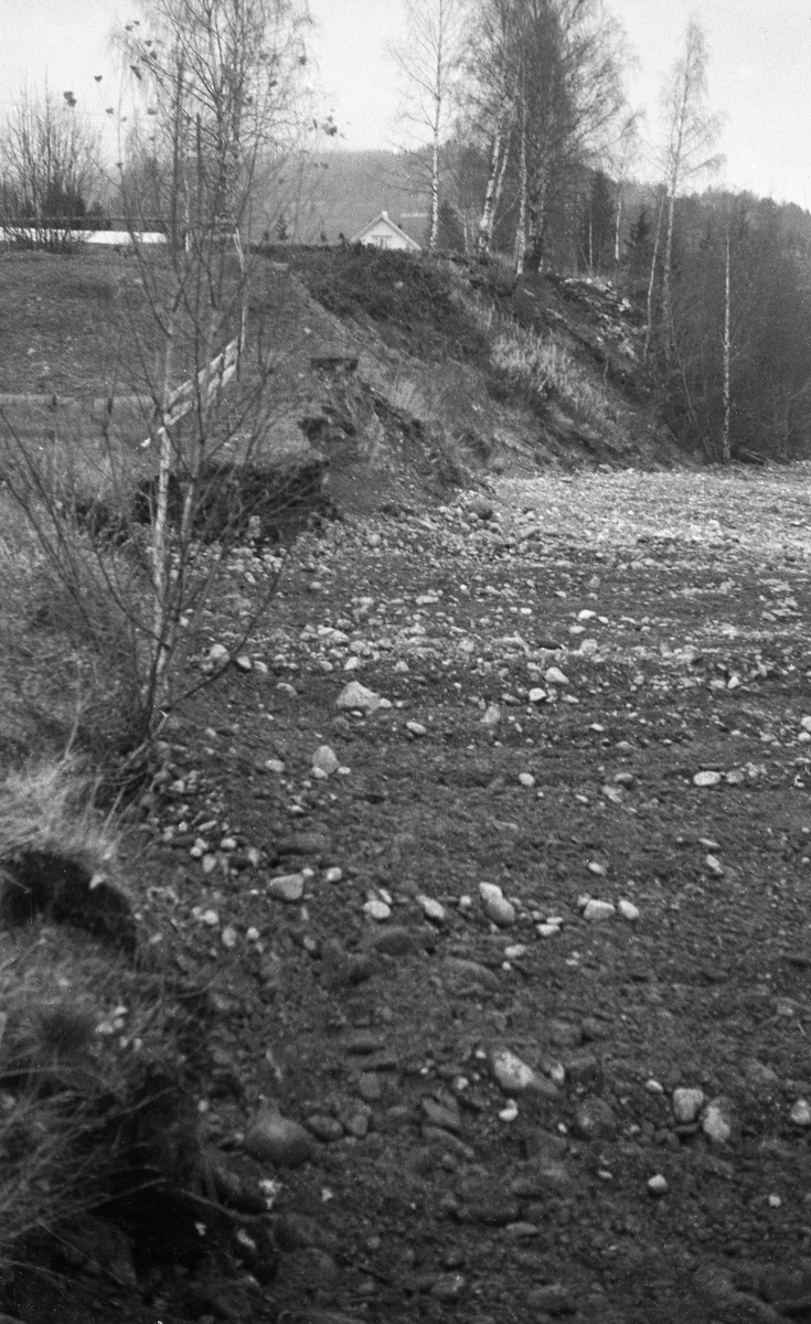 Bulldoserplanert elvebredd ved Rindas utløp ved Vingrom i daværende Fåberg kommune. Dette fotografiet skal være tatt i 1951. På dette tidspunktet var elveløpet nettopp «opprensket» ved hjelp av bulldoser slik at det fikk et slakt buet tverrsnitt. Da dette fotografiet ble tatt var det forholdsvis lite vann i elva.

Rinda kommer fra noen tjern sør for Rindåsen, i grensetraktene mellom Vestre Gausdal og Fåberg. Derfra renner den sørover og sørøstover gjennom Saksumsdalen mot Vingrom, hvor elva når Mjøsas vestside, ei snau mil sør for Lillehammer i innsjøens nordende. Rinda er drøyt 2 mil lang og har et nedslagsfelt på 95 kvadratkilometer.
