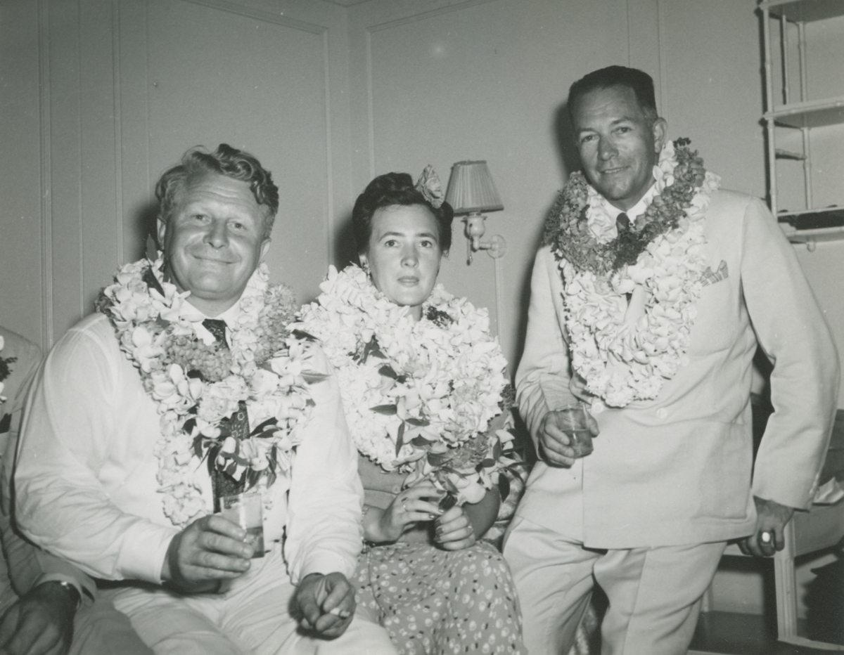 Fotografi från låda märkt Bernt Balchen. Balchen var norsk-amerikansk flygare, polarforskare och militär. Motiv av Balchen och Lincoln Ellsworth på Hawaii. Fotografiet är taget vid Ellsworths bröllop.